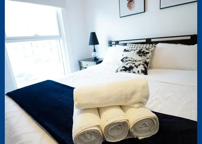 Private Room & Bathroom In Watersedge Apartment Sharing With Host Couple
